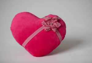 Подушка Сердце  нарядное малиновое 31см 