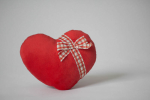 Подушка Сердце красное праздничное 31см 