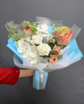 Быстросборная упаковка Форма №4. Цвет: матовая чередуется с голубой пленкой, размер букета; в55,ш50 Быстросборная упаковка Форма №4. Цвет: матовая чередуется с голубой пленкой, размер букета; в55,ш50