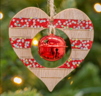 Подвеска деревянная в виде сердечка с бубенцом 8,5 см 