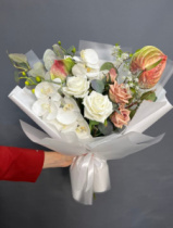 Быстросборная упаковка Форма №4. Цвет: матовая чередуется с белой пленкой, размер букета; в55,ш50