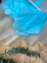 Быстросборная упаковка.Форма№2. Цвет: матовая с голубой тишью,размер букета: +/- в55, ш25 Быстросборная упаковка.Форма№2. Цвет: матовая с голубой тишью,размер букета: +/- в55, ш25