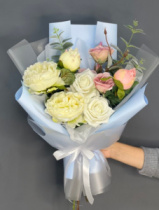 Быстросборная упаковка Форма №2. Цвет: матовая чередуется с голубой пленкой, размер букета:в55,ш25