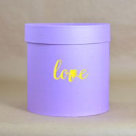 Коробка круглая 18*18 с тиснением "Love" сиреневая Коробка круглая 18*18 с тиснением "Love" сиреневая
