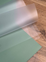 Быстросборная упаковка Форма №3. Цвет: матовая чередуется с оливковой пленкой, размер букета:в50,ш30 Быстросборная упаковка Форма №3. Цвет: матовая чередуется с оливковой пленкой, размер букета:в50,ш30