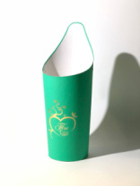 Конус под цветы с высокой спинкой 10*14*33,5 с тиснением "Ты в моём сердце"  зелёный