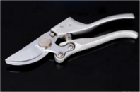 Секатор для флористов MC-15, 21см*6см (лезвие из японской стали SK-5 с титановым покрытием) Секатор для флористов MC-15, 21см*6см (лезвие из японской стали SK-5 с титановым покрытием)