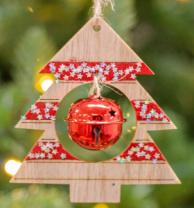 Подвеска деревянная в виде елочки с бубенцом 9 см 