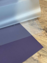 Быстросборная упаковка Форма №3. Цвет: матовая чередуется с черничной пленкой, размер букета:в50,ш30