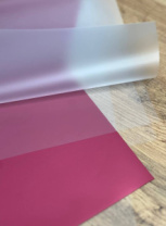 Быстросборная упаковка Форма №3. Цвет: матовая чередуется с малиновой пленкой, размер букета:в50,ш30 Быстросборная упаковка Форма №3. Цвет: матовая чередуется с малиновой пленкой, размер букета:в50,ш30