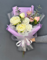 Быстросборная упаковка Форма №2. Цвет: матовая чередуется с сирен пленкой, размер букета:в55,ш25