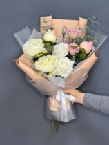 Быстросборная упаковка Форма №2. Цвет: матовая чередуется с коф пленкой, размер букета:в55,ш25