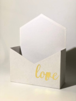 Конверт 180*240*70 с золот. тиснением "love" белый