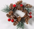 Венок декоративный с шишками и ягодами 14 см 