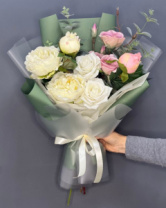 Быстросборная упаковка Форма №2. Цвет: матовая чередуется с олив пленкой, размер букета:в55,ш25 Быстросборная упаковка Форма №2. Цвет: матовая чередуется с олив пленкой, размер букета:в55,ш25