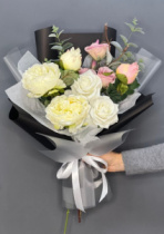 Быстросборная упаковка Форма №2. Цвет: матовая чередуется с черной пленкой, размер букета:в55,ш25