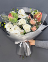 Быстросборная упаковка Форма №4. Цвет: матовая чередуется с черной пленкой, размер букета; в55,ш50 Быстросборная упаковка Форма №4. Цвет: матовая чередуется с черной пленкой, размер букета; в55,ш50